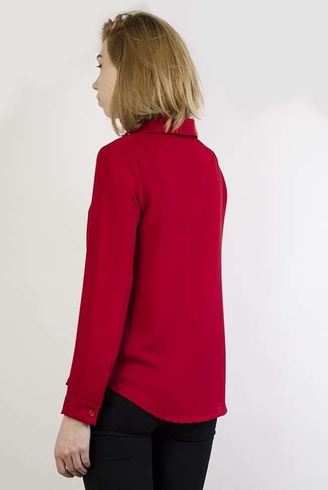 Asymetryczna czerwona koszula z ćwiekami przy kołnierzu