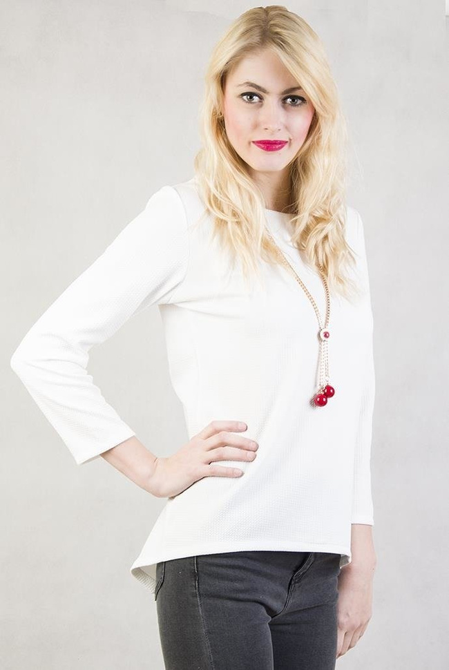 Biała bluzka z wisiorkiem