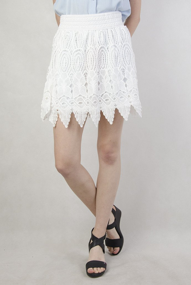 Biała koronkowa spódnica