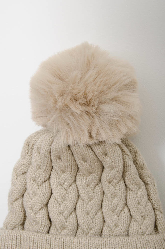 BEŻOWA ZIMOWA CZAPKA PLECIONA Z POMPONEM