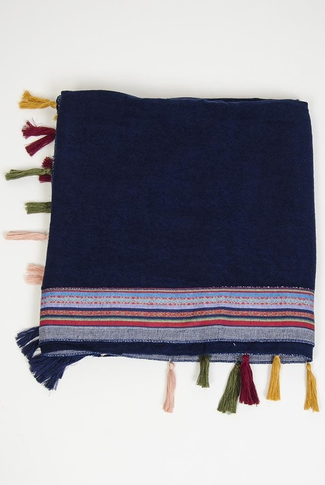 Duży granatowy szal z kolorowymi zdobieniami