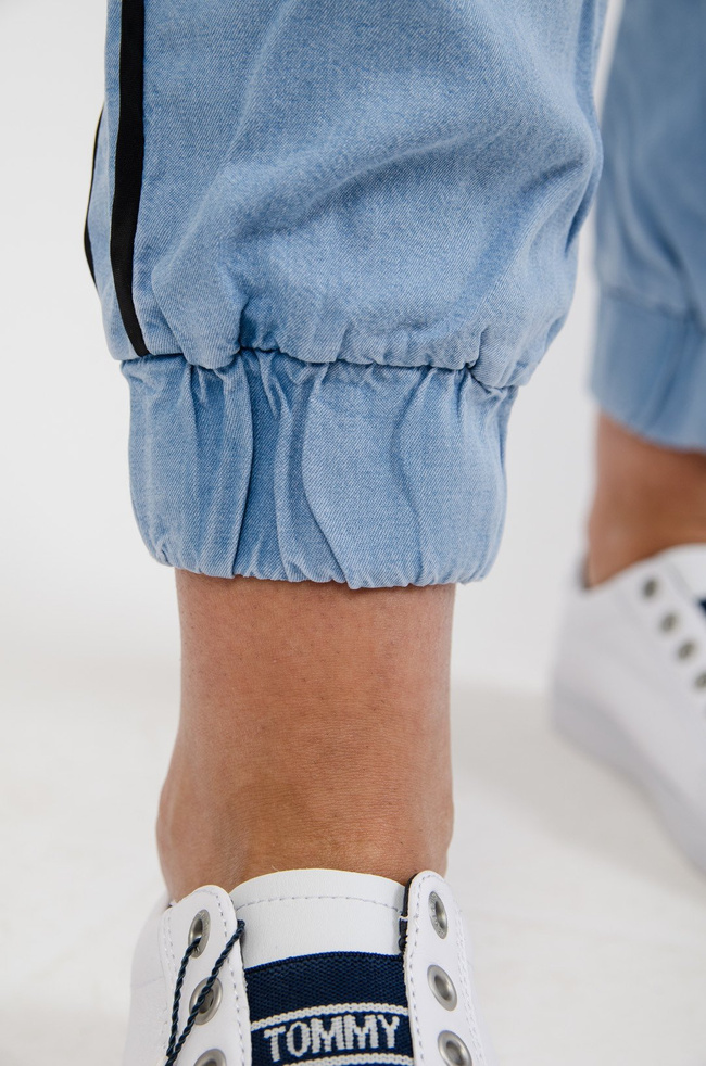 Niebieskie spodnie materiałowe z lampasami