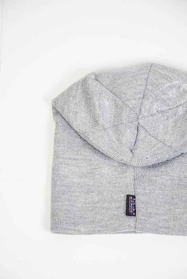 Jasnoszara czapka ze srebrnymi drobinkami i naszywką "JAKOB"