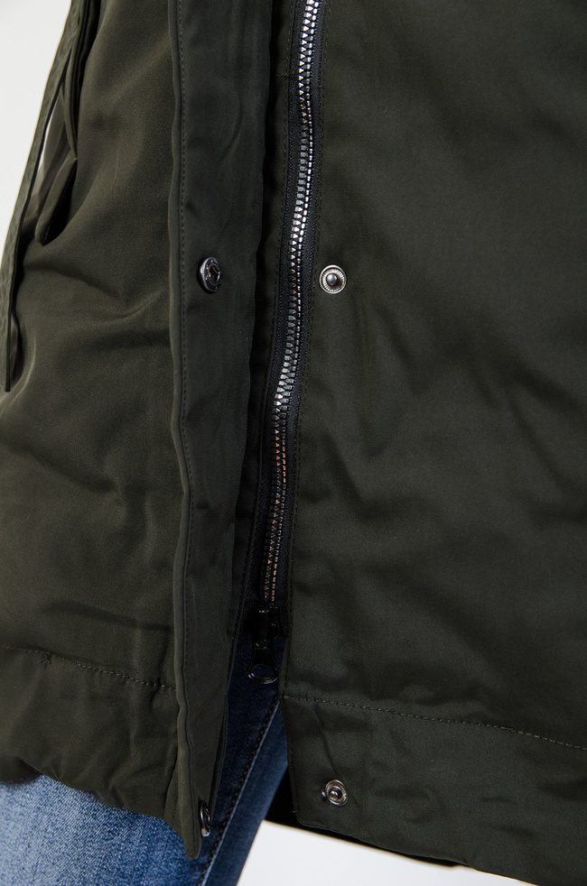 Zielona kurtka ocieplana ze ściągaczem w tali 