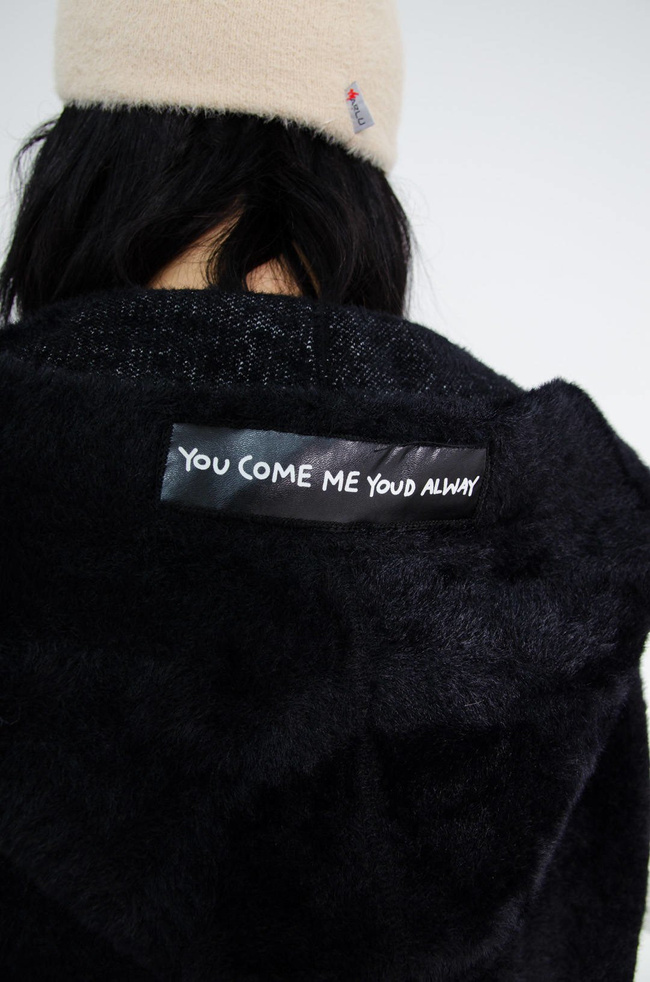 CZARNA NARZUTA APLAKA Z KAPTUREM