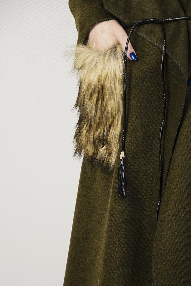 Zielona narzuta z rzemykiem i futerkiem