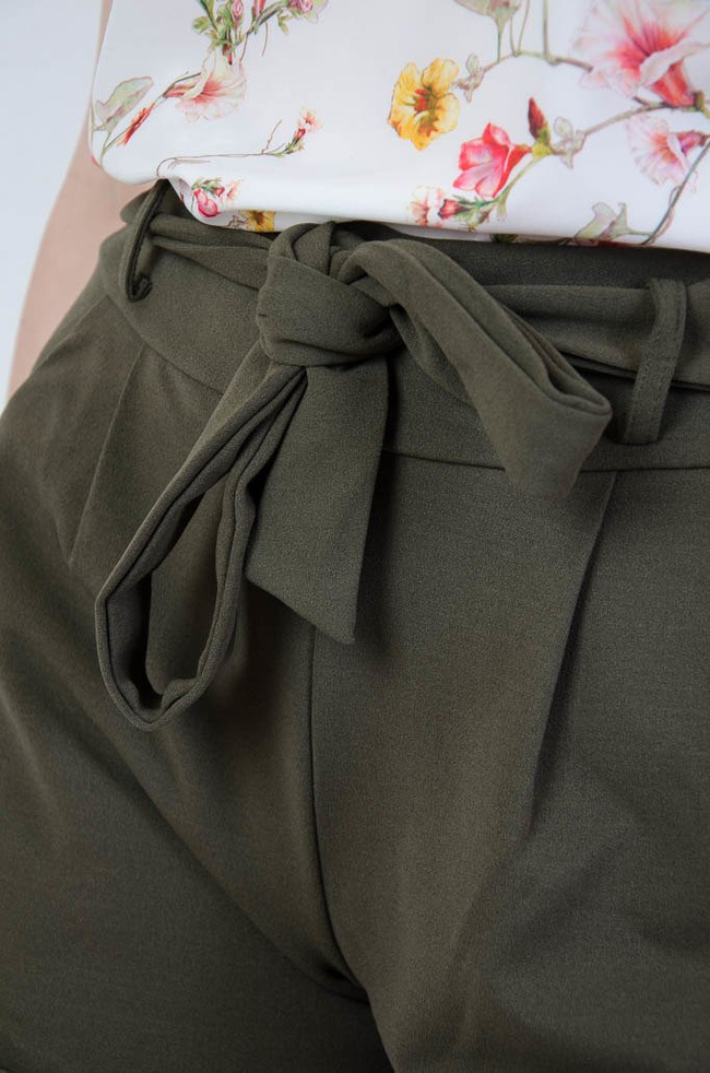 Zielone spodenki z wiązaniem w pasie