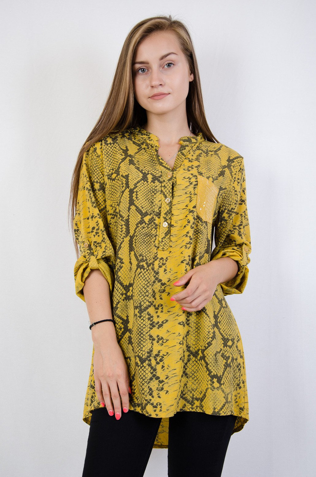 Żółta bluzka koszulowa w wężowy wzór z ozdobną kieszonką