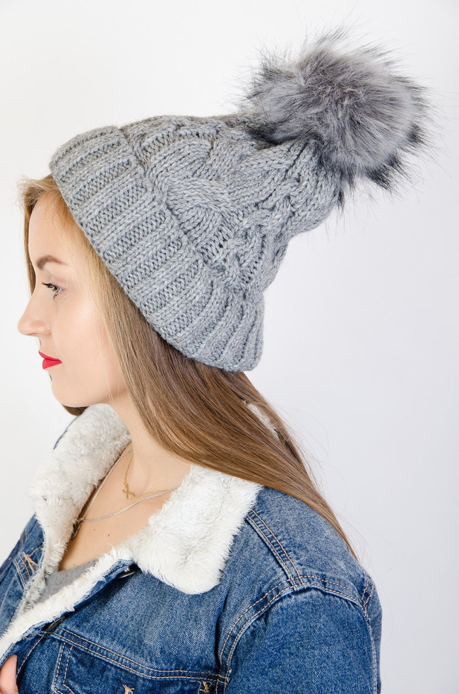 Jasno szara grubo pleciona czapka z pomponem 