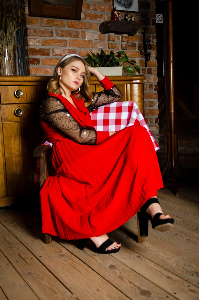 CZERWONA PLISOWANA SUKIENKA Z OZDOBNYMI RĘKAWAMI