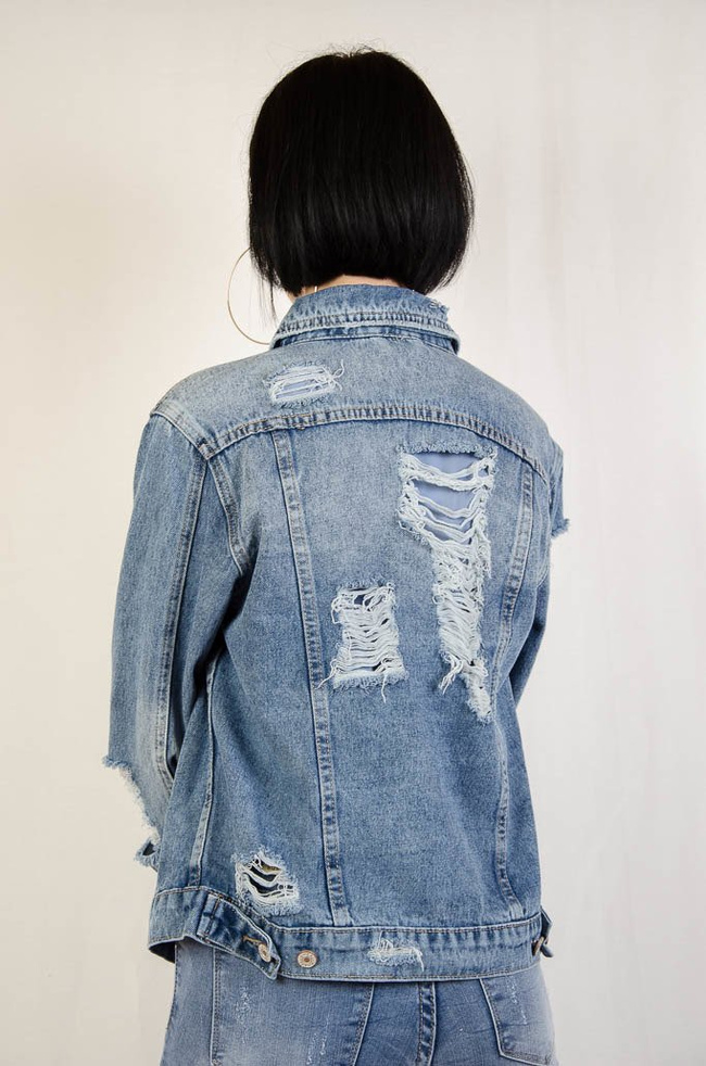 Kurtka jeansowa zapinana na guziki, z przetarciami