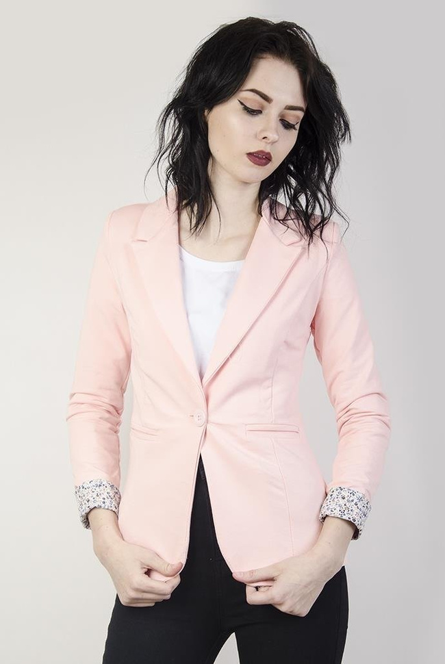 Jasnorożowa marynarka z kwiatowymi wstawkami