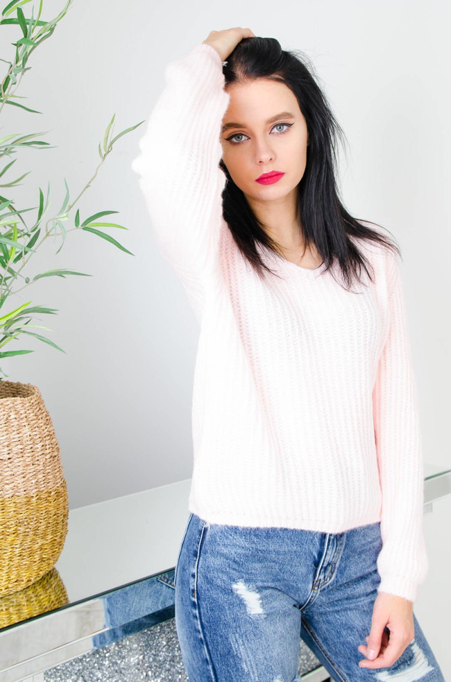 JASNO RÓŻOWY SWETER Z DEKOLTEM W SZPIC