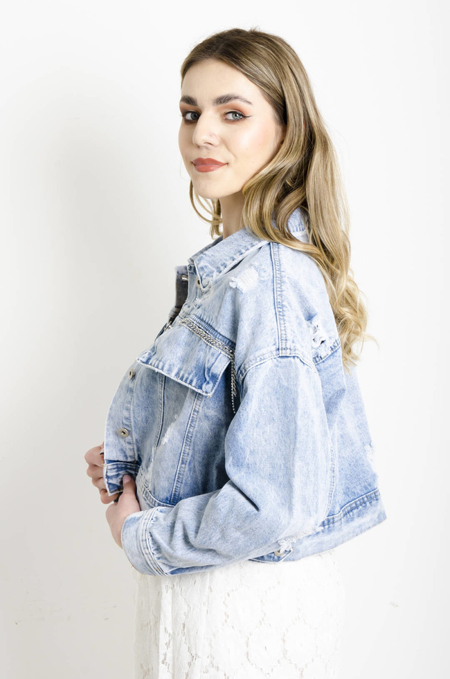 KURTKA JEANSOWA Z PRZETARCIAMI I OZDOBNYMI ŁAŃCUSZKAMI