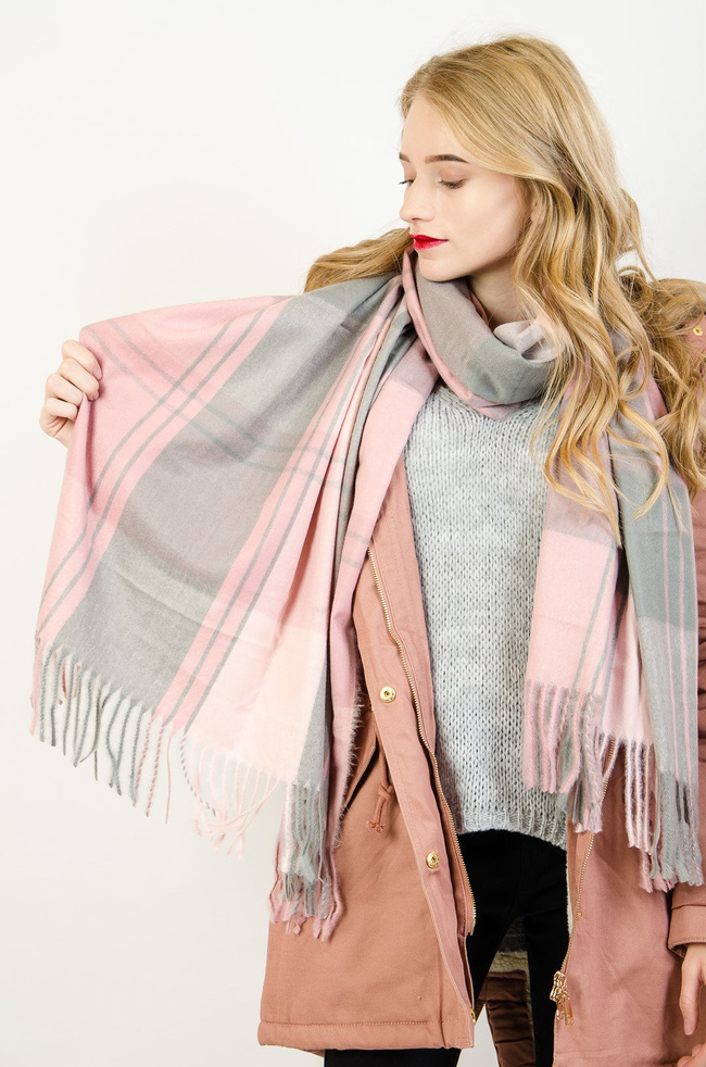 Różowy szalik w kratę