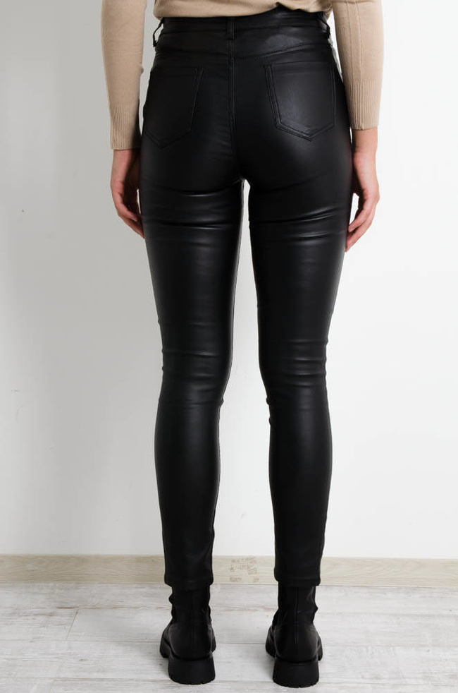 CZARNE SPODNIE WOSKOWANE Z PRZESZYCIAMI NA NOGAWKACH - IMITACJA SKÓRY 