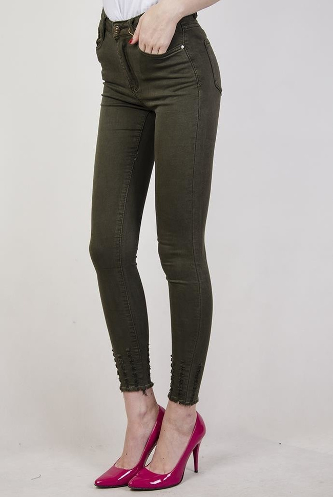 Zielone spodnie jeansowe z przetarciami przy nogawce