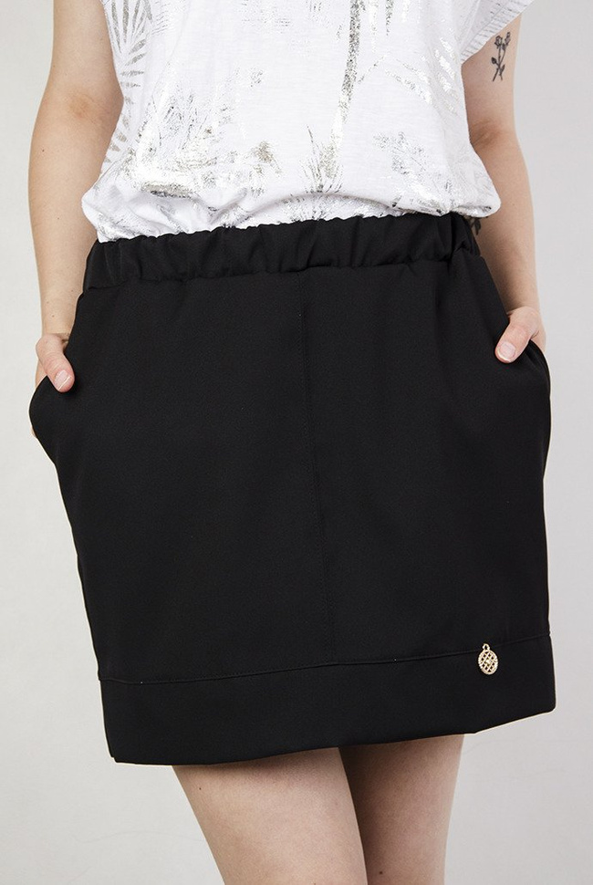 Czarna spódnica z kieszeniami, na gumce
