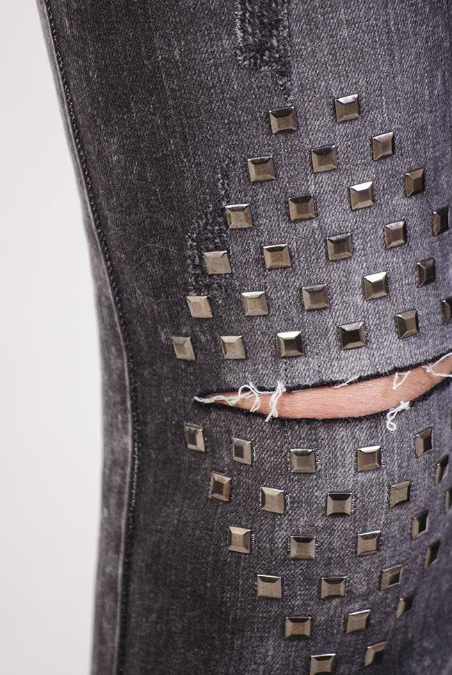 Szare spodnie jeansowe z ćwiekami i wycięciem