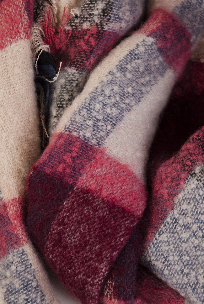 Bordowy szal w kratę