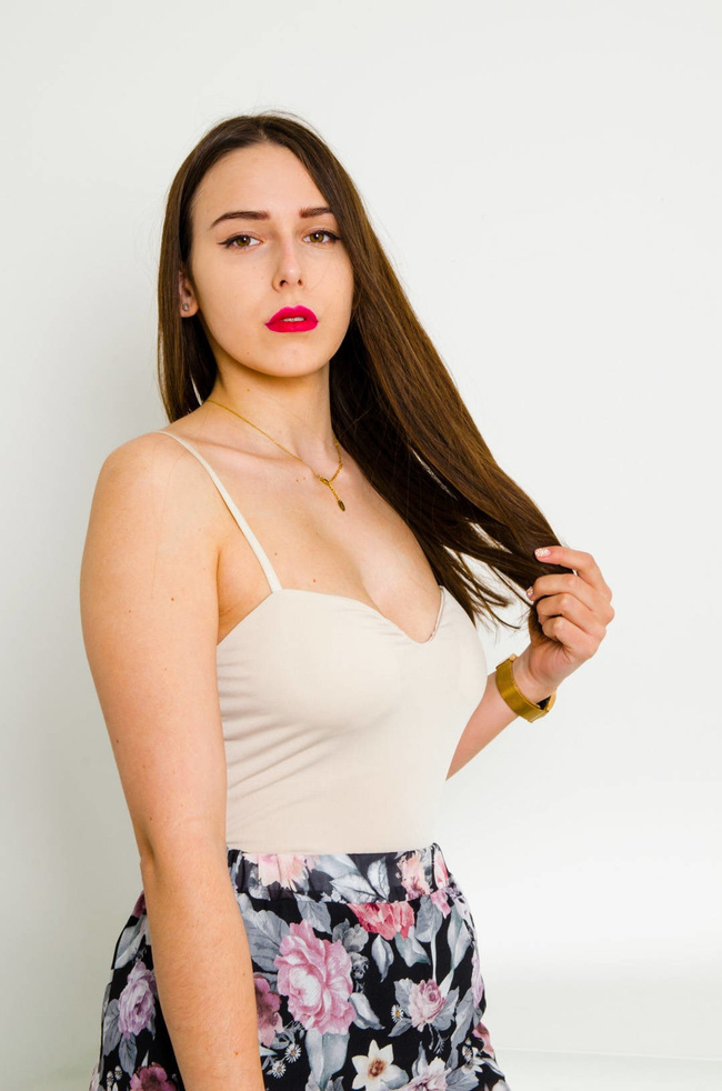 BEŻOWE BODY NA CIENKICH RAMIĄCZKACH