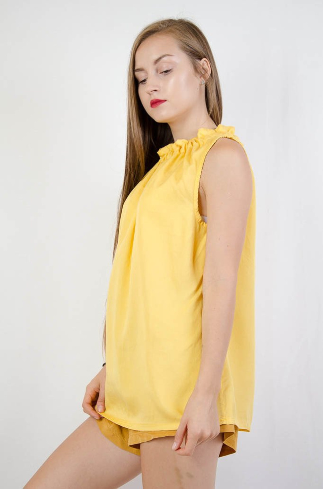 ZÓŁTA BLUZKA BEZ RĘKAWÓW Z MARSZCZENIEM PRZY SZYI