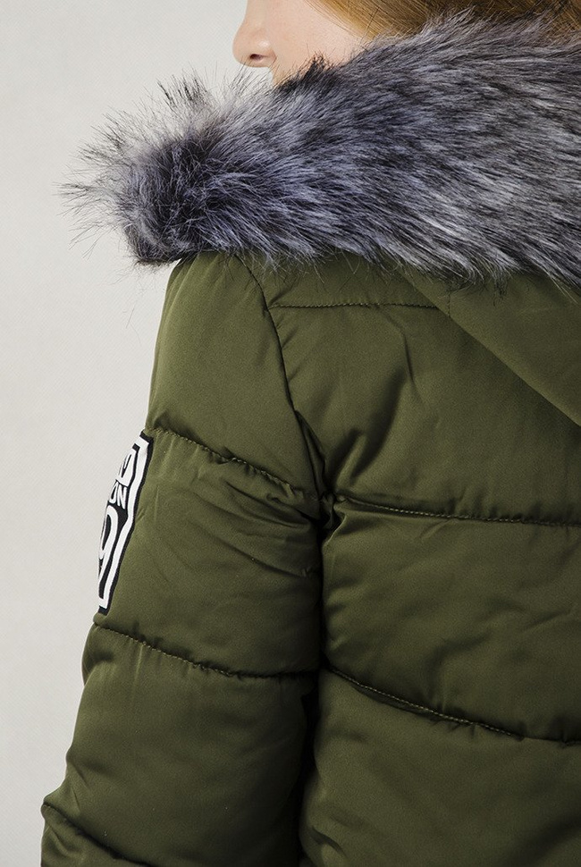 Zielona, przedłużana kurtka z naszywkami