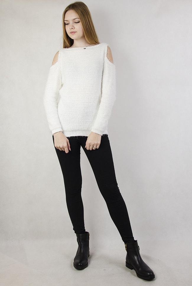 Biały sweterek z wycięciami przy ramionach