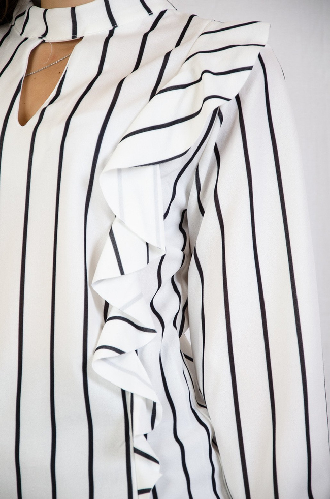 Biała bluzka w czarne paski z falbanami po bokach