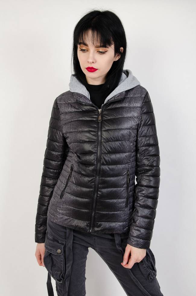 Kurtka pikowana czarna, z szarym podszyciem