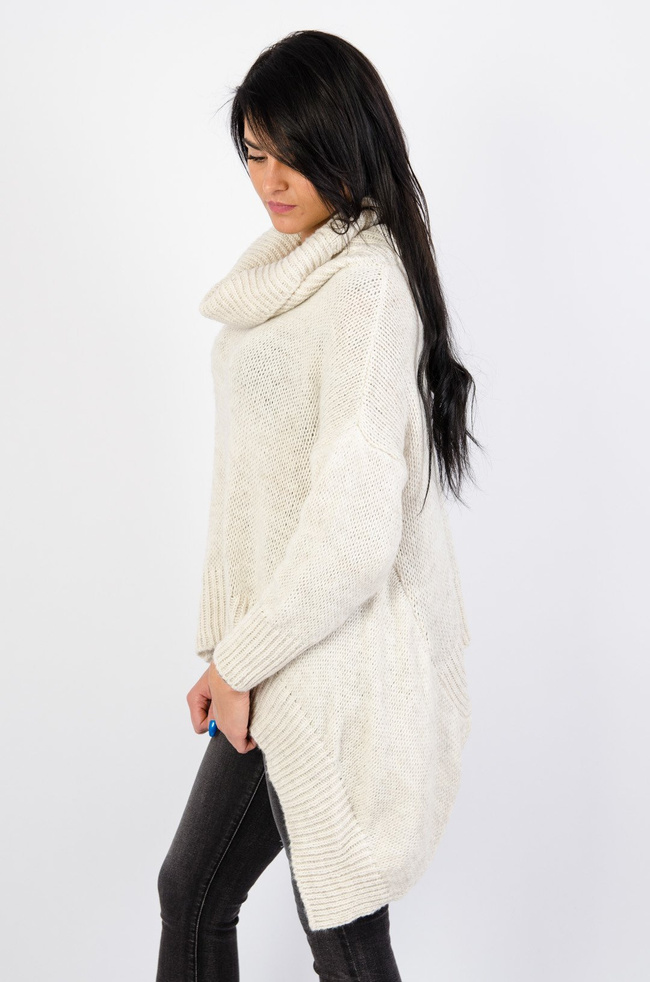 BEŻOWY SWETER-GOLF Z PRZEDŁUŻANYMI BOKAMI