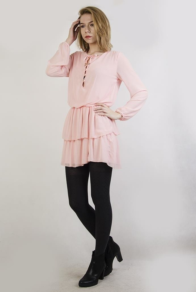 Pudroworóżowa szyfonowa sukienka z wiązaniem i falbanami