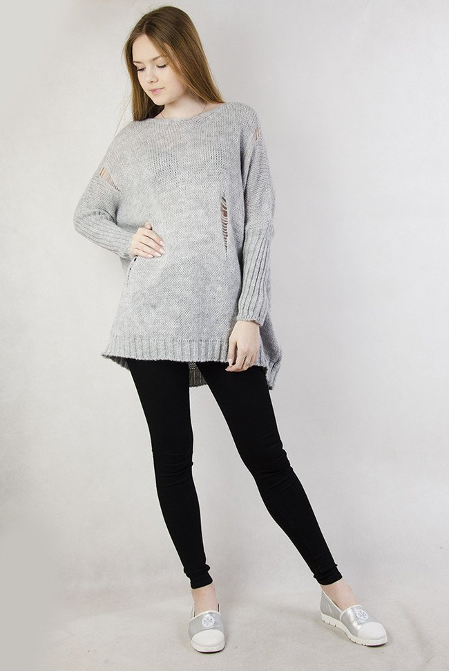Szary sweter oversize z dziurami oraz dekoltem w serek