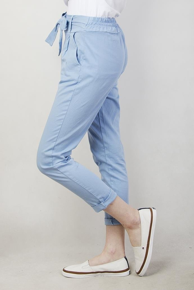 Niebieskie spodnie materiałowe z kokardą w pasie