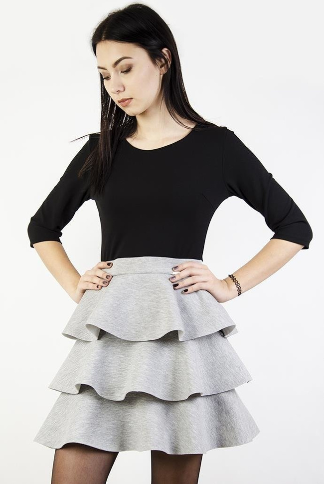 Czarno-szara sukienka z falbanami