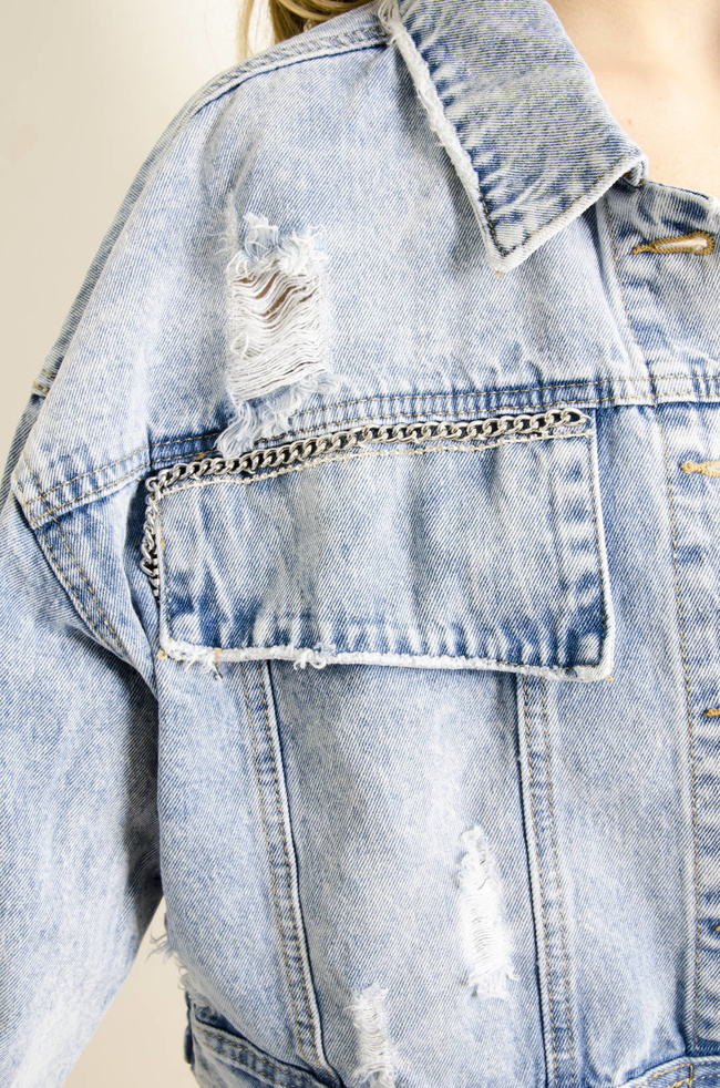 KURTKA JEANSOWA Z PRZETARCIAMI I OZDOBNYMI ŁAŃCUSZKAMI