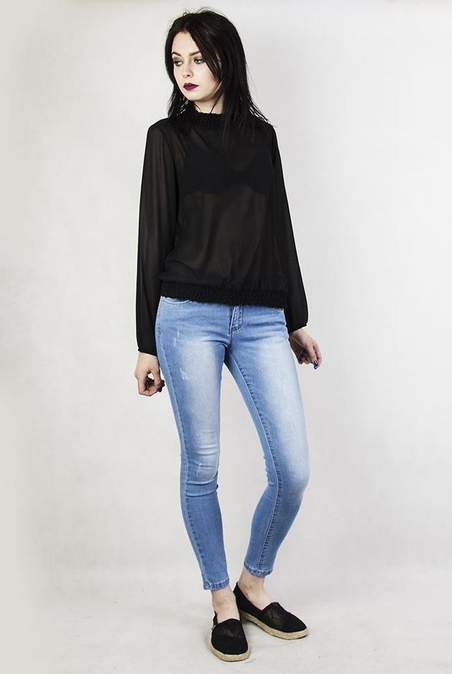 Czarna bluzka z rozcięciem z tyłu