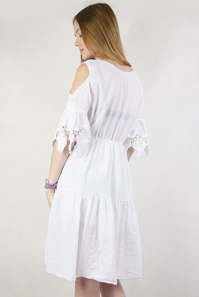 Biała sukienka boho z rzemykiem
