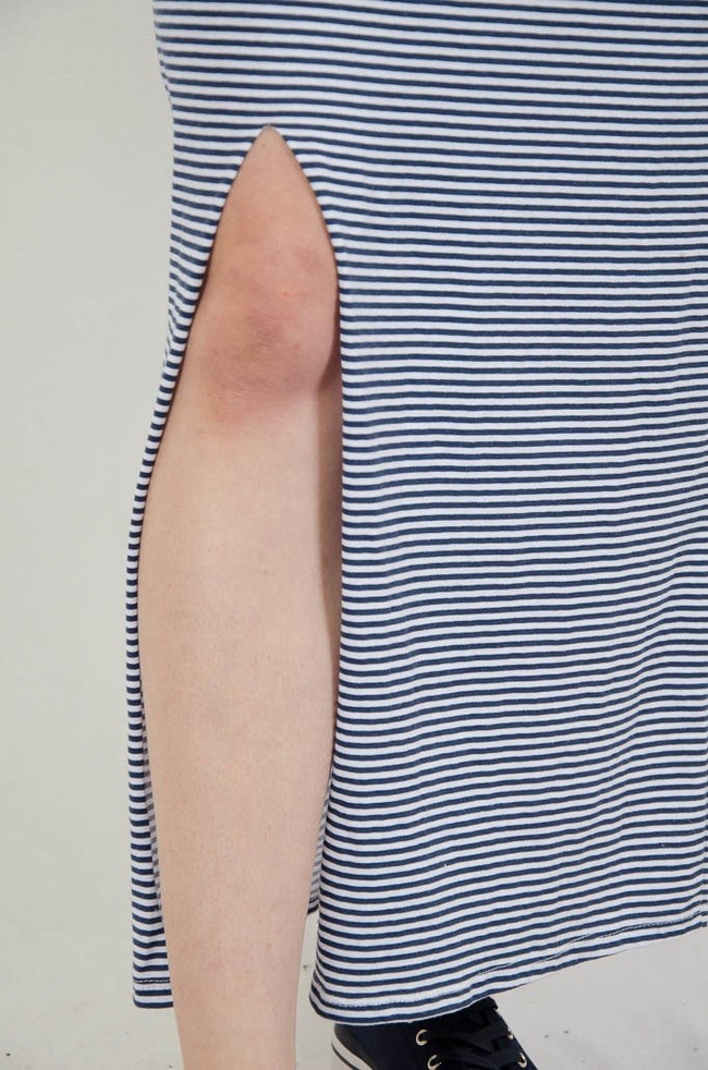 Długa sukienka w cienkie biało-granatowe paski, wiązana w pasie