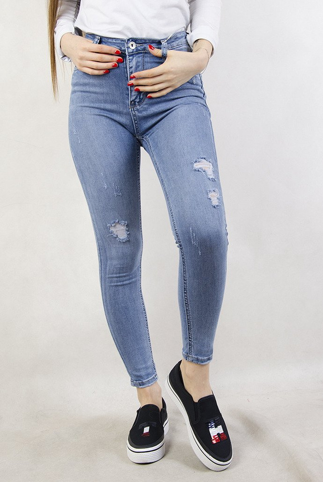 Jasne spodnie jeansowe z przetarciami