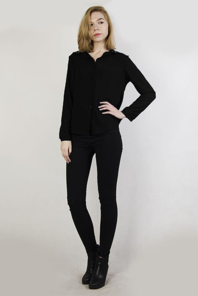 Asymetryczna czarna koszula z ćwiekami przy kołnierzu