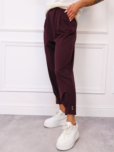 SPODNIE MATERIAŁOWE Z OZDOBNYMI GUZIKAMI NA DOLE NOGAWEK- BORDOWE