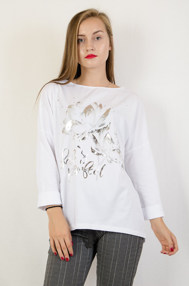 Biała asymetryczna bluzka typu oversize z aplikacją z przodu