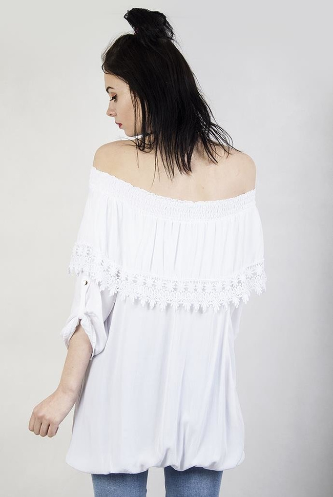 Biała przedłużana bluzka z falbaną przy dekolcie