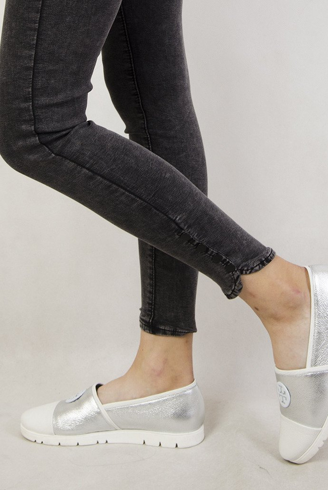 Szare spodnie skinny jeans z zatrzaskami przy nogawce