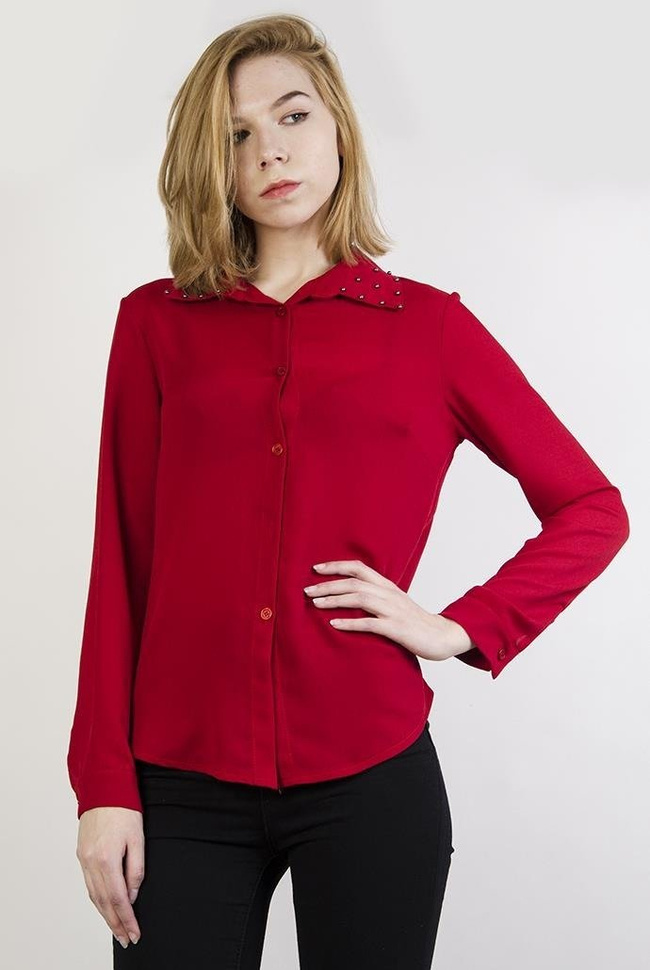 Asymetryczna czerwona koszula z ćwiekami przy kołnierzu