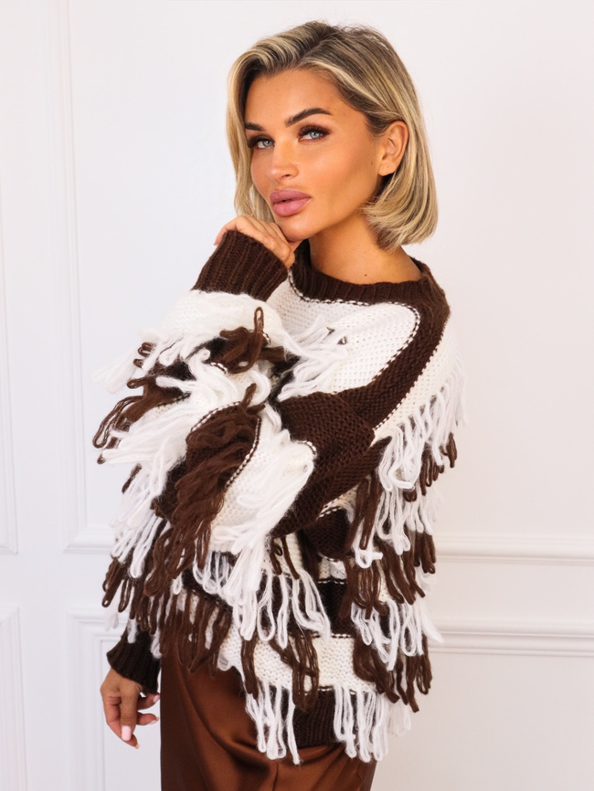 SWETER BIAŁY W PASKI KOLORU CZEKOLADOWEGO Z FRĘDZLAMI