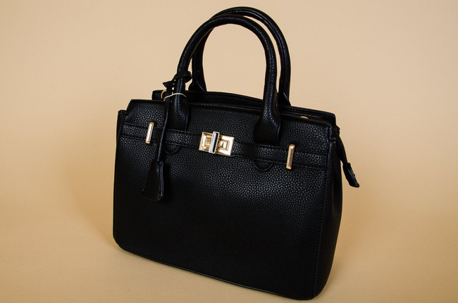 Mała czarna torebka typu kuferek 