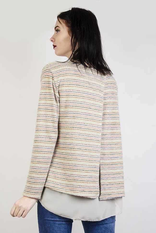 Beżowa bluzka w paski, z wisiorkiem