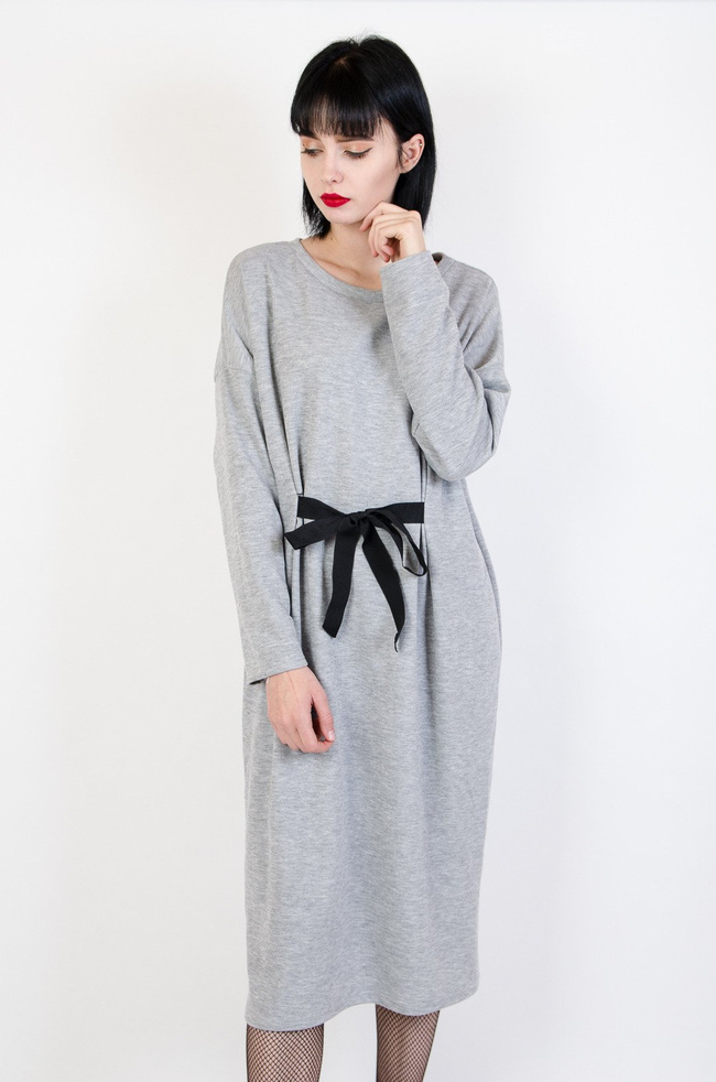 Długa szara dzianinowa sukienka z wiązaniem z przodu